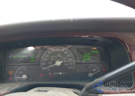 2003 Lincoln Town Car Signature z USA, uszkodzony, nr VIN 1LNHM82WX3Y676383